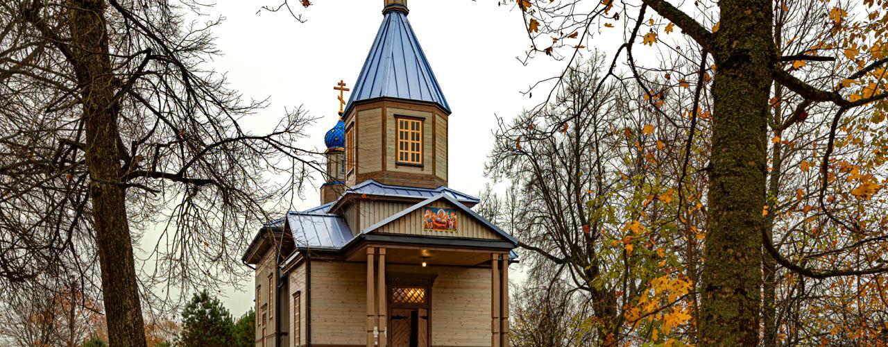 Фасад храма в летний день